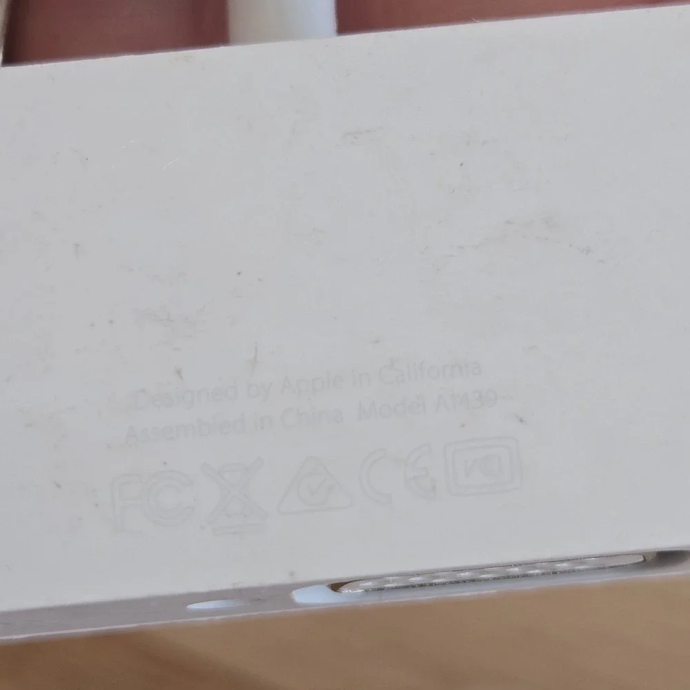 Apple 8-Pin‎ to VGA Adapter - White (A1439)